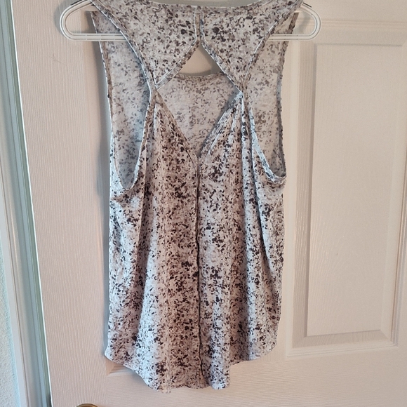 Athleta Silver Sleeveless Cut Out Tank Top MT - Picture 4 of 4
